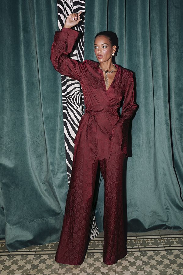 Traje Frida Burdeos Estampado con Cinturon