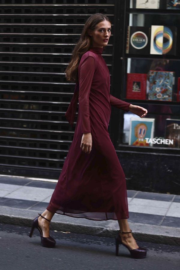 Vestido Coello Midi con Tul Burdeos