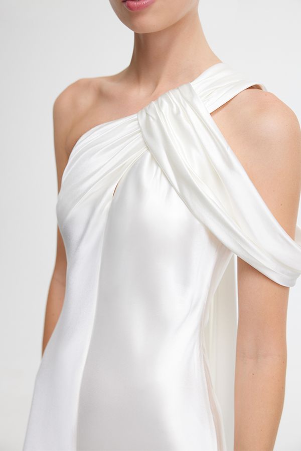 Vestido Ashborne Largo Blanco Detalle Cola