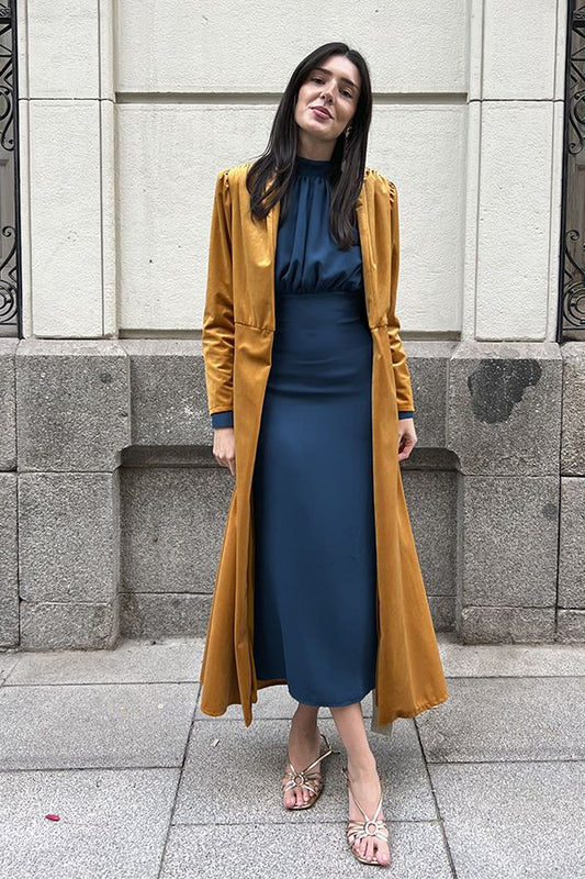 Abrigo Midi de Terciopelo Mostaza con Hombreras