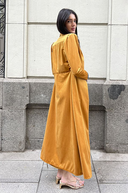 Abrigo Midi de Terciopelo Mostaza con Hombreras