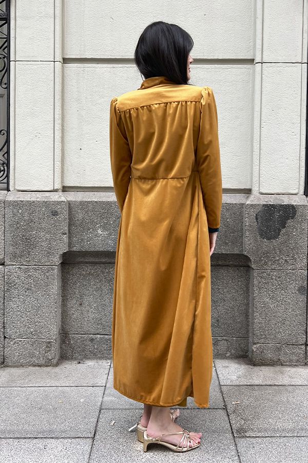 Abrigo Midi de Terciopelo Mostaza con Hombreras